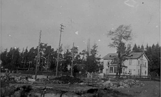 На переднем плане - сгоревший участок Спеннера, на другой стороне одна из дач Силяновского. Фото 1941-1944 годов