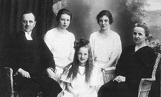 43. Настоятель церкви Тойво Бруммер с семьёй.