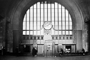 9. &quot;Выборг внутри&quot; - главный зал вокзала, фото начала 1920-х г.г.
