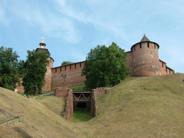 Часовая башня(слева) и Северная башня(справа)