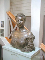 Скульптурный портрет Н. Б. Нордман в гостиной.
