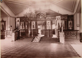 Вид иконостаса в деревянной церкви Во имя святого Александра Невского