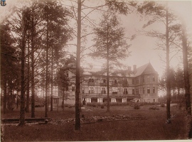 Вид здания Мариинского отделения (для детей) санатория (с южной стороны)
