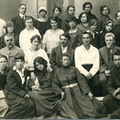 Н.В.Чичерин (2-й справа 2-й ряд), дочь Софья 2-я слева 1-й ряд) среди преподавателей и учеников Козловской муз.школы 1923г.
