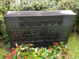 Кунтту Эйнар с матерью, братом и сестрой. могила в Хельсинки