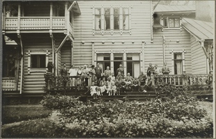 Харьюла 1926 коллективное фото железнодорожников на ступенях дачи