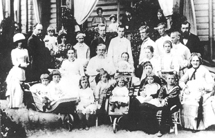 С.П. Боткин с семьей на даче