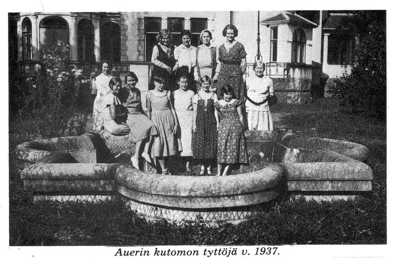 Вилла Эргардта. фонтан. Девушки ткацких мастерских Ауэра 1937.jpg